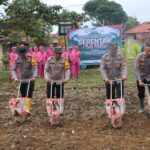 Dukung Swasembada Pangan, Kapolres Bungo AKBP Natalena Eko Cahyono Lakukan Penanaman Bibit Jagung IMG-20250219-WA0049