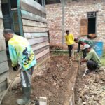 Antusiasme Warga Desa Malako Intan Bersama-sama Bantu Satgas TMMD Ke-123 Kodim 0416/Bute Buat Galian Pondasi RTLH IMG-20250221-WA0021