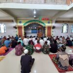 Anggota Satgas TMMD Kodim 0416/Bute Melaksanakan Ibadah Sholat Jum'at Di Masjid Babussalam Desa Teluk Kuali IMG-20250221-WA0057