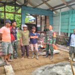 Serda Badrus Laksanakan Briefing Singkat Sebelum Memulai Pekerjaan RTLH Milik Hendri Yuli Rianto Di Desa Malako Intan IMG-20250222-WA0021