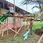 Antusiasme Warga Desa Teluk Kuali Bersama Anggota Satgas TMMD Lakukan Pemasangan Lisplang Madrasah IMG-20250222-WA0044