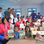 Ketua Bhayangkari Daerah Jambi Resmikan Rumah Baca “Bhayangkara Bahari” di Kampung Pulau Pandan IMG-20251112-WA0060