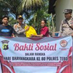 Semarak HUT Bhayangkara ke-80, Polsek Tebo Ulu Salurkan Puluhan Paket Sembako untuk Warga 1002961806